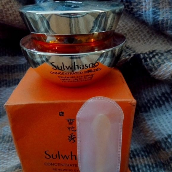 Sulwhasoo concentrated ginsing renewing eye cream - Picture 1 of 3